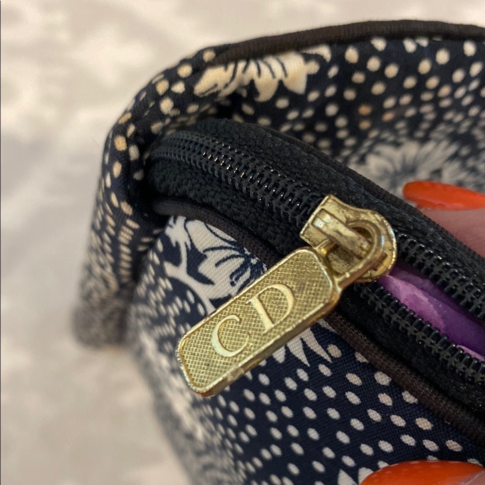 Dior Black and White Cosmetic Bag with Mirror and Elegant Design - Picture 3 of 8